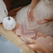 Mushie MU102301 Tablica Sensoryczna Labirynt Przeplatanka Kwiatek