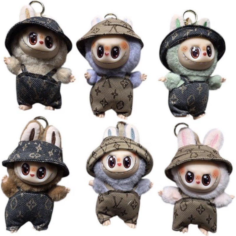 Labubu pehme mänguasi traksipükstes ja mütsiga